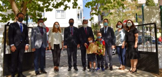 Vali Orhan Tavlı, Okulun İlk Gününde Öğrencileri Yalnız Bırakmadı