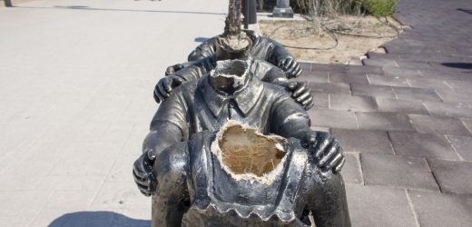 Dikili’de, “Yaşayan Heykeller” Şiddet Kurbanı