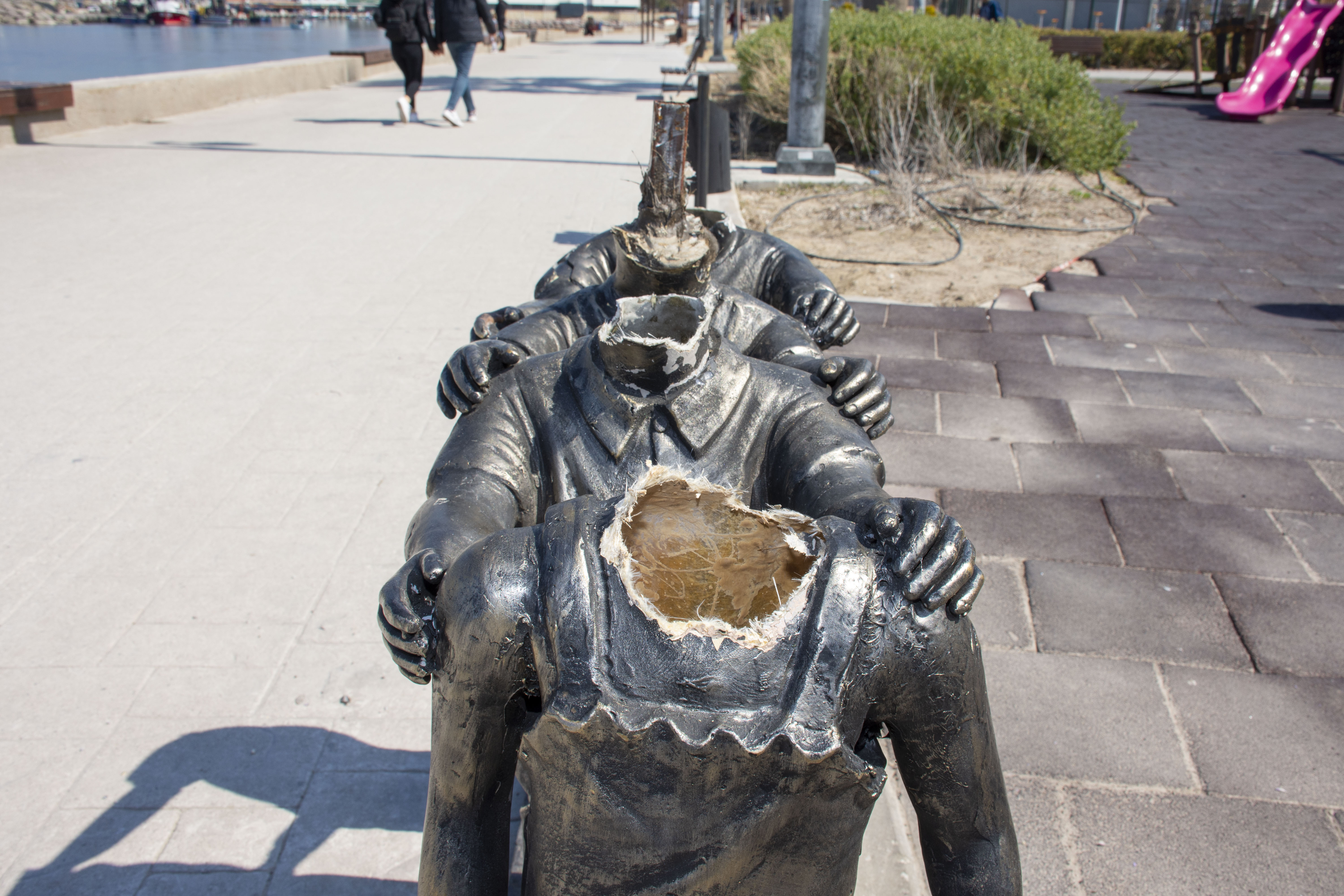 Dikili’de, “Yaşayan Heykeller” Şiddet Kurbanı