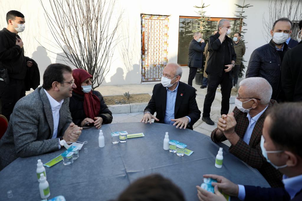 KILIÇDAROĞLU SÖZÜ VERDİ, İMAMOĞLU YANITLADI: “ALKIŞLAMAYI ÖĞRENMELİLER VE ALIŞMALILAR”