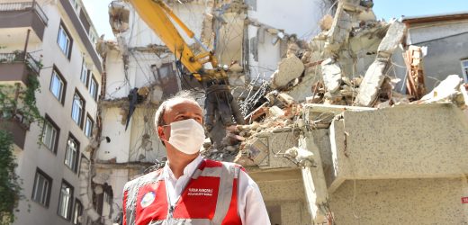 AVCILAR’DA KENTSEL DÖNÜŞÜM ARALIKSIZ DEVAM EDİYOR : SON İKİ GÜNDE 15 BİNA YIKILDI