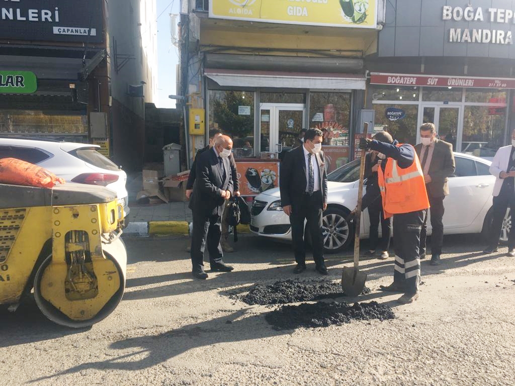 ARDAHAN BELEDİYESİ YOL VE KALDIRIM ONARIM ÇALIŞMALARINA DEVAM EDİYOR