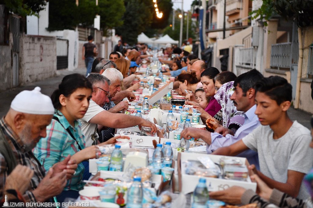 İzmir Büyükşehir Belediyesi’nden Ramazan dayanışması