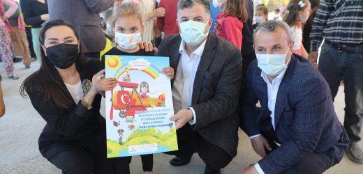 Kınık Belediyesi, 23 Nisan Ulusal Egemenlik ve Çocuk Bayramı dolayısıyla çocukları kitaplarla buluşturdu