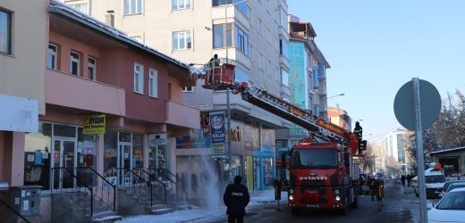 ARDAHAN^DA TEHLİKE ARZ EDEN ÇATILARDAKİ BUZ KÜTLELERİ TEMİZLENİYOR