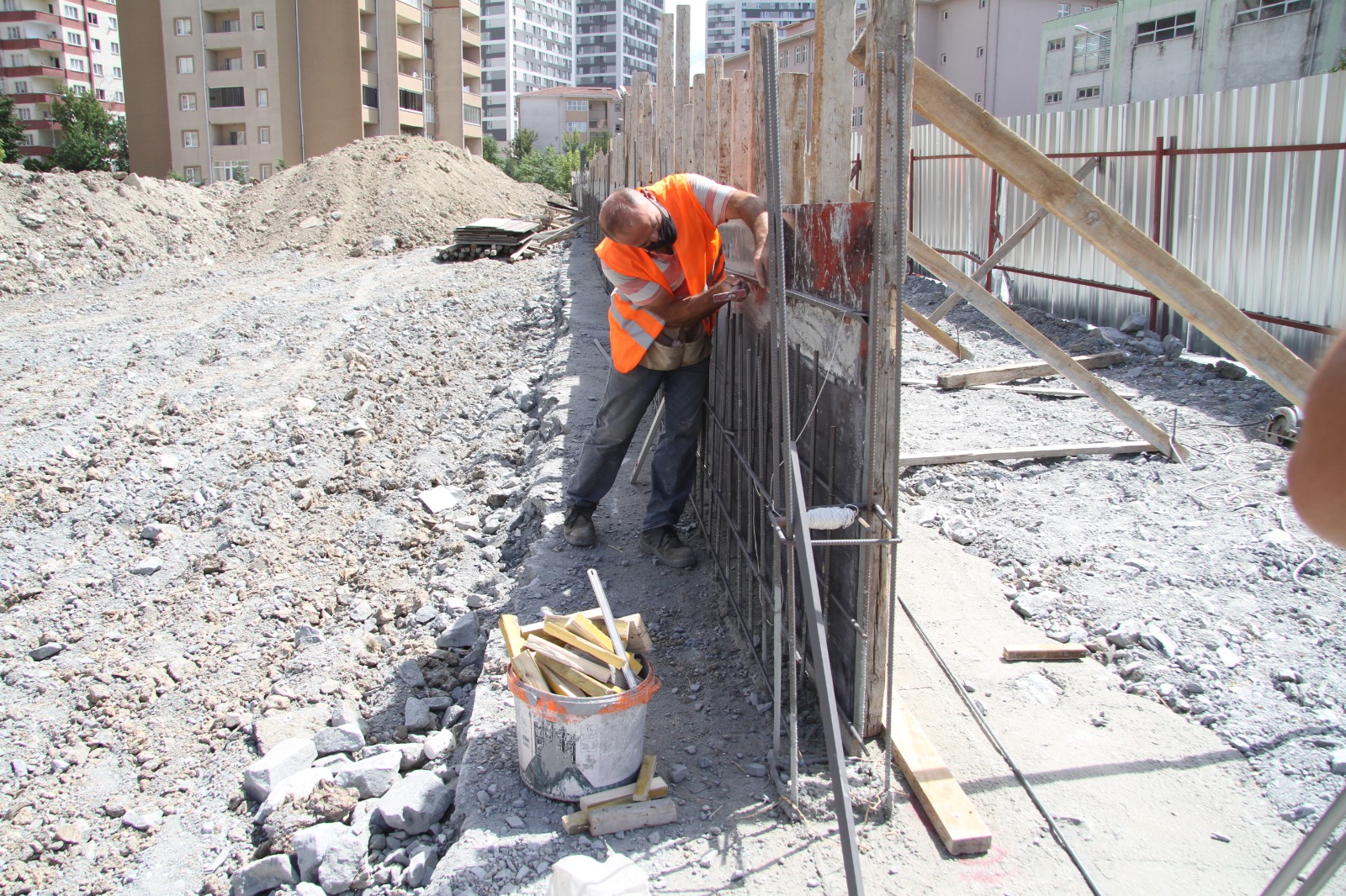 ESENYURT MODERN PARKLARINA KAVUŞUYOR