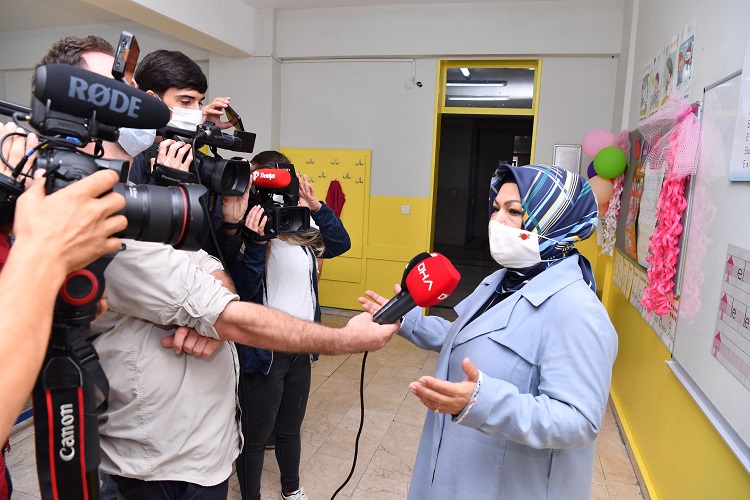 Sancaktepe’de ihtiyaç sahibi çocuklara tablet dağıtıldı
