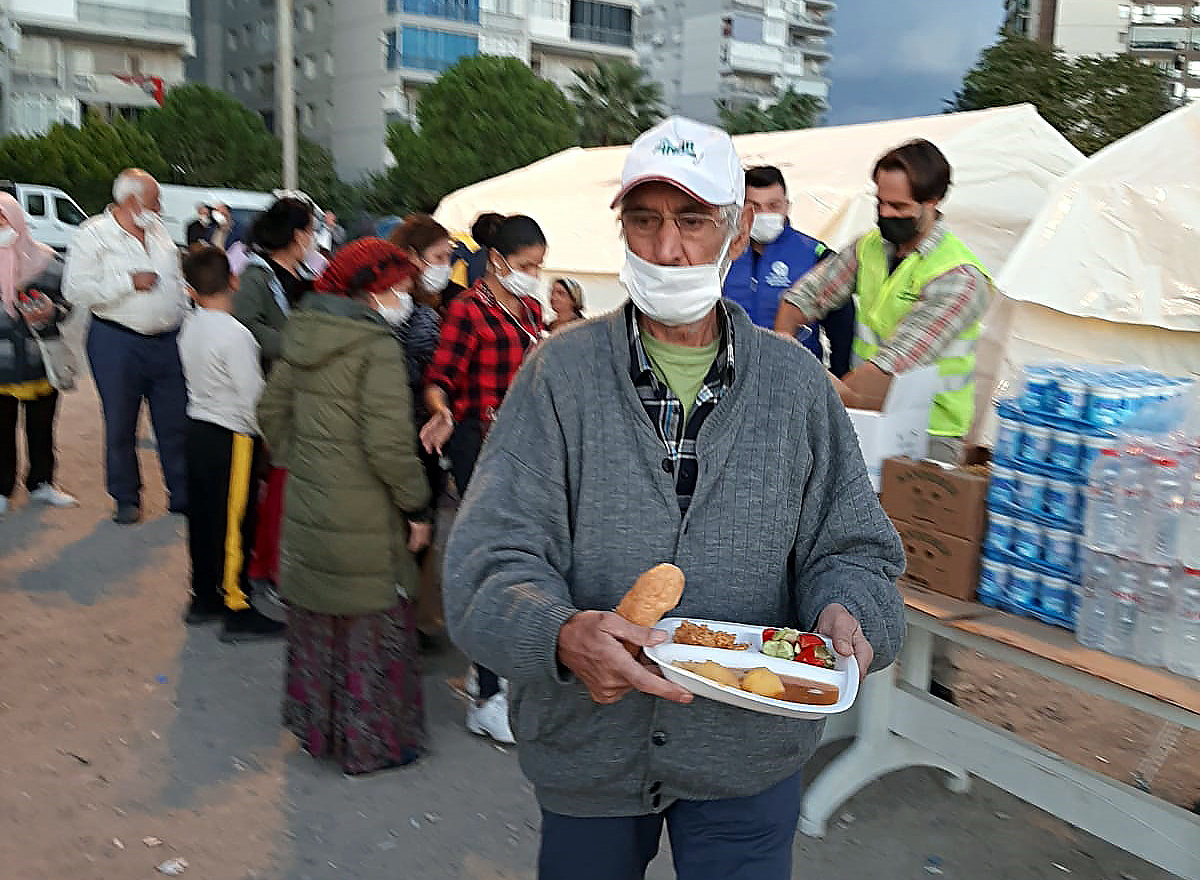 ANTALYA BÜYÜKŞEHİR’İN MOBİL AŞEVİ İZMİR’DE HİZMETE DEVAM EDİYOR