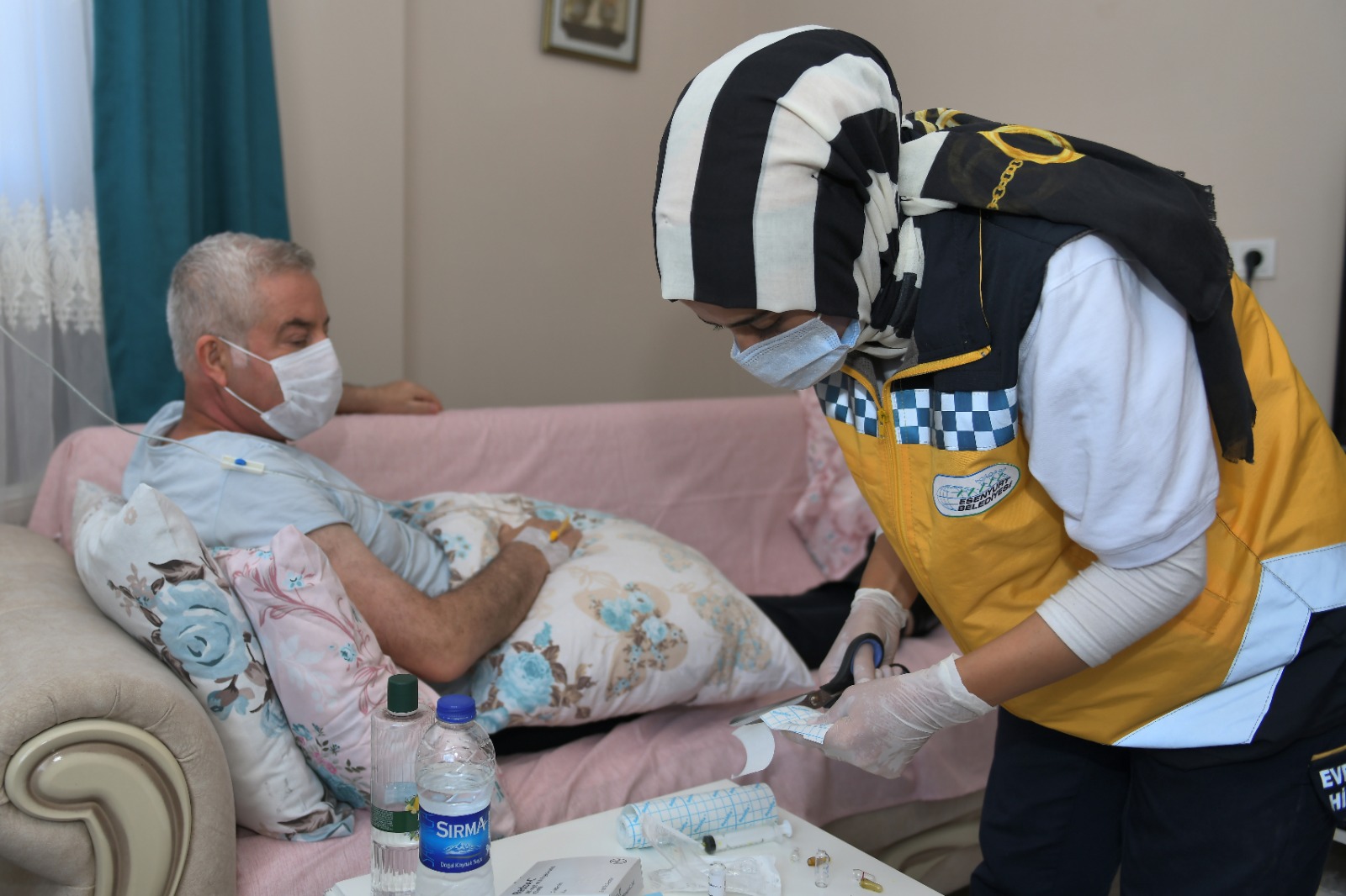 YÜZLERCE ESENYURTLU EVDE SAĞLIK HİZMETİ’NDEN FAYDALANIYOR