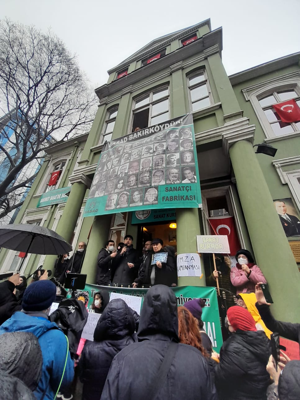 KÜTÜPHANE İÇİN BAŞKA YER Mİ YOK?