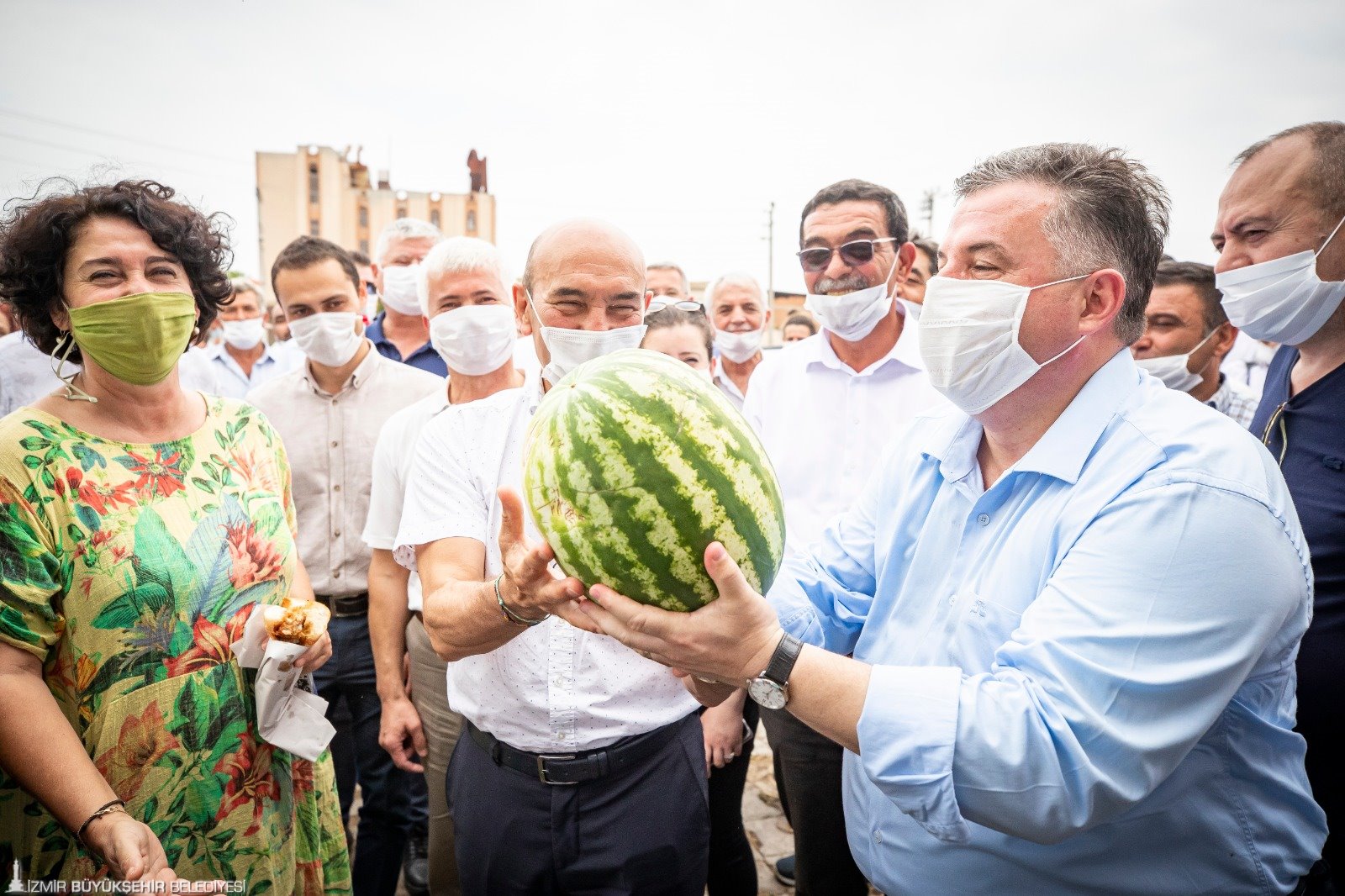 Başkan Soyer domates hasadı yaptı