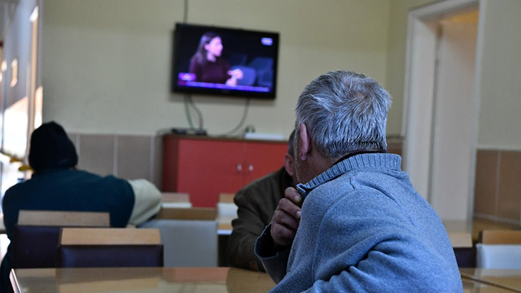 İzmir Büyükşehir Belediyesi otel kapılarını evsizlere açtırdı