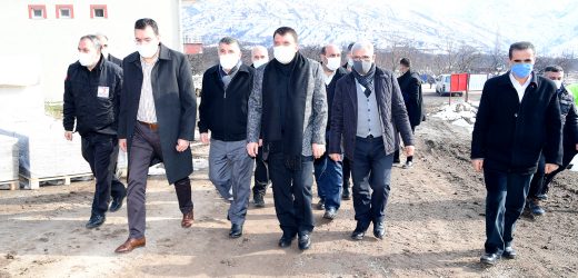 BAŞKAN GÜRKAN, DEPREMİN YIL DÖNÜMÜNDE DÜZYOL MAHALLESİNİ ZİYARET ETTİ