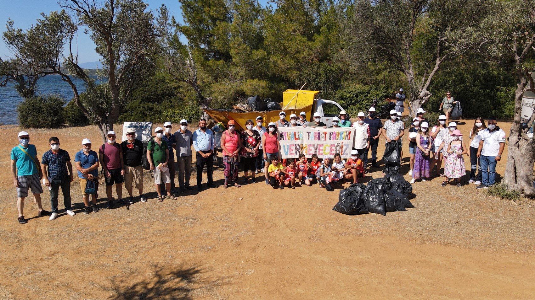 Mesut Ergin, eşi Canan Ergin ve yüz gönüllü Pazar günü mıntıka temizliğindeydi YEŞİL, MAVİ VE TEMİZ BİR AYVALIK