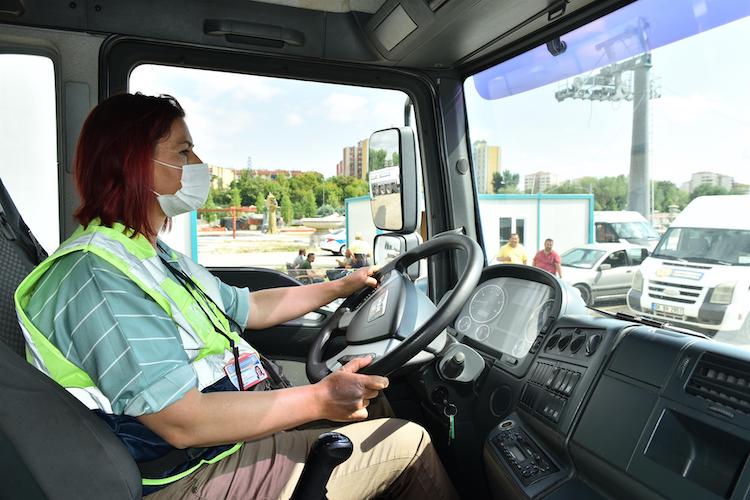 AĞIR ARAÇLARIN DİREKSİYONU DA BAŞKENTLİ KADINLARA EMANET