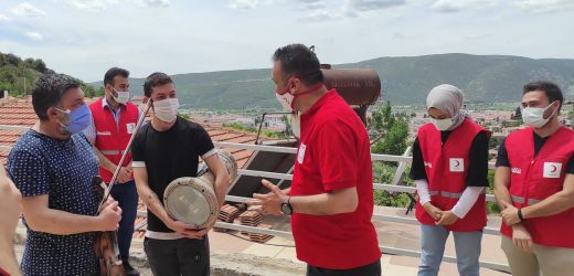 KIZILAY EKİPLERİNE KEMAN ÇALARAK TEŞEKKÜR ETTİLER….