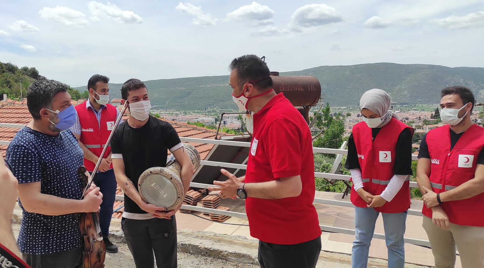 KIZILAY EKİPLERİNE KEMAN ÇALARAK TEŞEKKÜR ETTİLER….