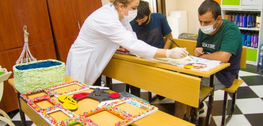 ÖZEL GENÇLER ENGELSİZ EL SANATLARI ATÖLYESİYLE ÜRETİYOR