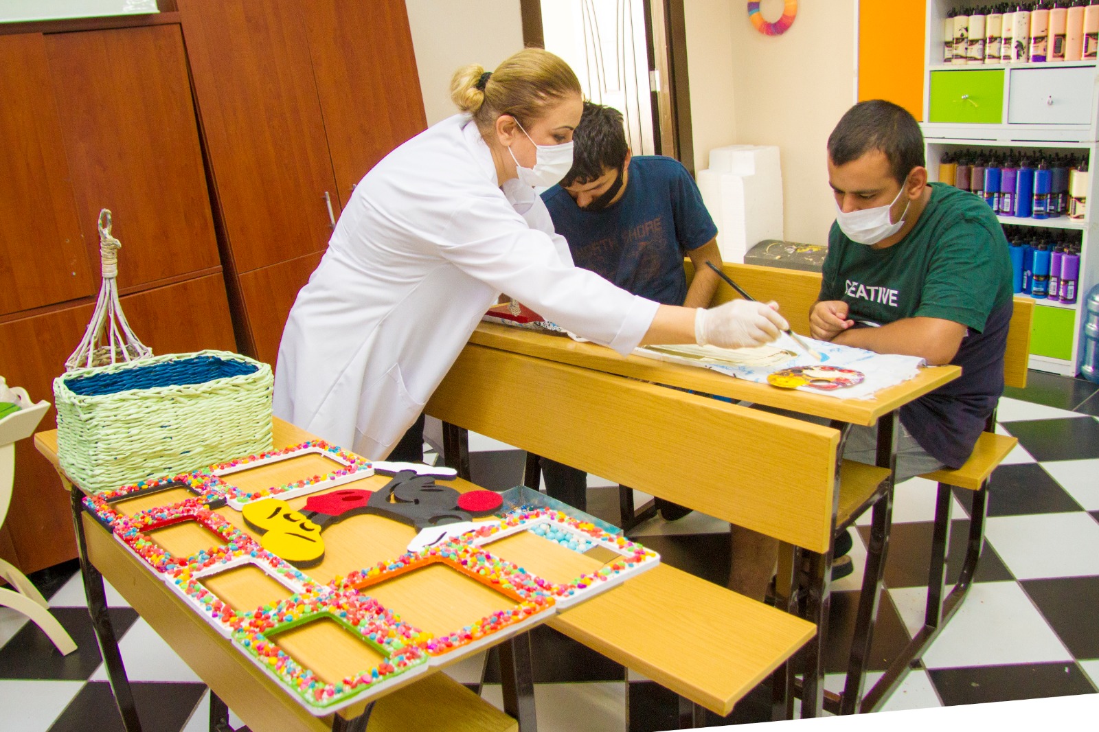 ÖZEL GENÇLER ENGELSİZ EL SANATLARI ATÖLYESİYLE ÜRETİYOR