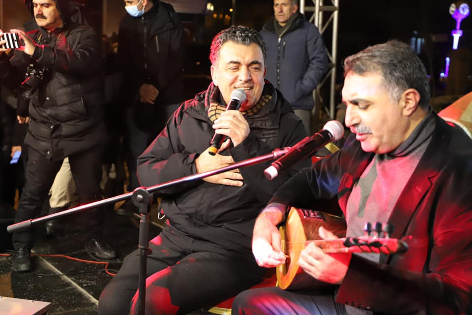 KURTULUŞ AKŞAMINA ‘ERDAL ERZİNCAN’ DAMGASI