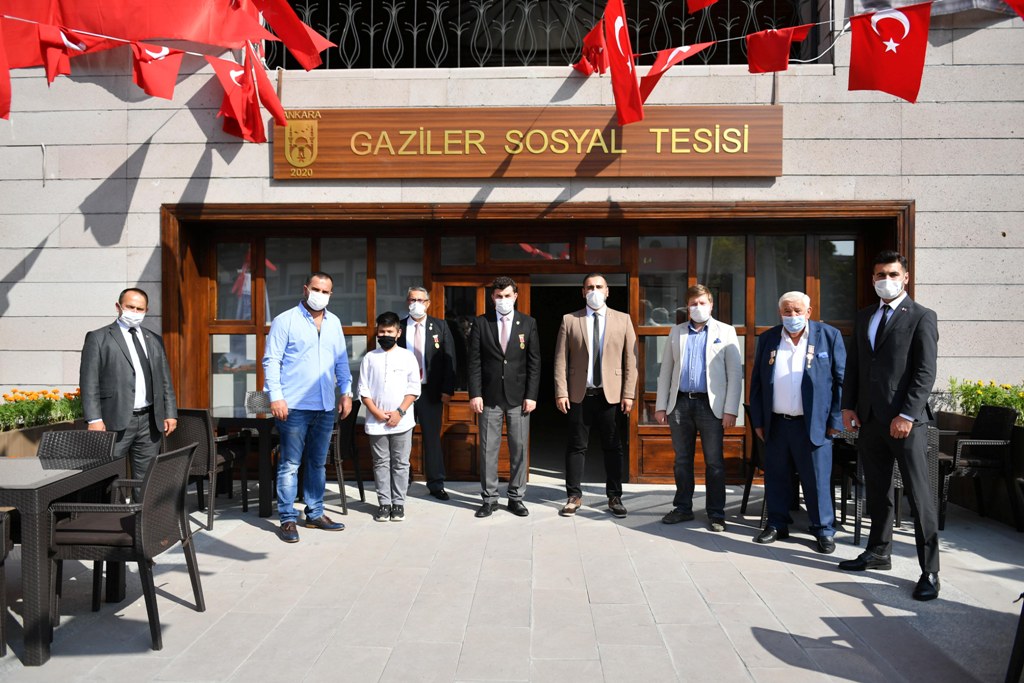 MANSUR YAVAŞ KAHRAMAN GAZİLERİN YANINDA
