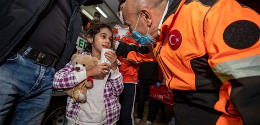 Başkan Soyer’den depremzedelere moral ziyareti