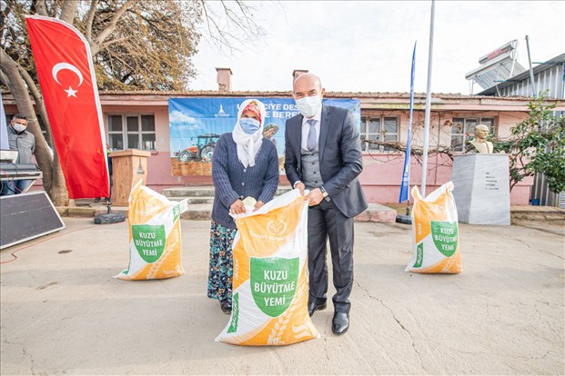 İzmir Büyükşehir Belediyesi bu kez Kirazlı üreticinin yüzünü güldürdü