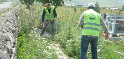 ARDAHAN BELEDİYESİ BAYRAM ÖNCESİ MEZARLIKLARDA TEMİZLİK ÇALIŞMASI