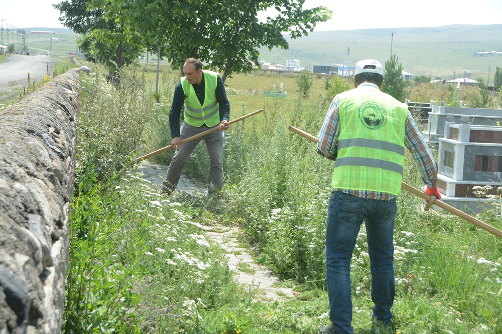 ARDAHAN BELEDİYESİ BAYRAM ÖNCESİ MEZARLIKLARDA TEMİZLİK ÇALIŞMASI