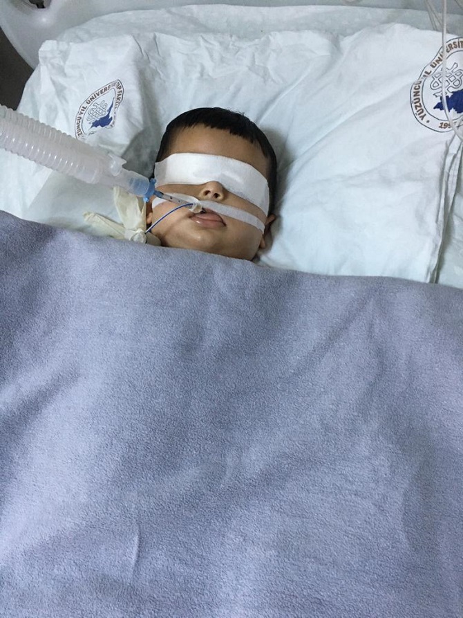 Hakkarili bu baba’ya ses verin! 48 gündür komadaki oğlu için mescitte geceliyor