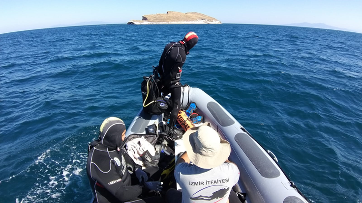 İzmir Büyükşehir Belediyesi’nin dalgıçları, denizde kaybolan 8 yaşındaki Sarp Göksoy’u arıyor