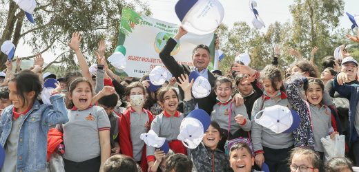 Aliağa’da Şenlik Havasında Orman Temizliği