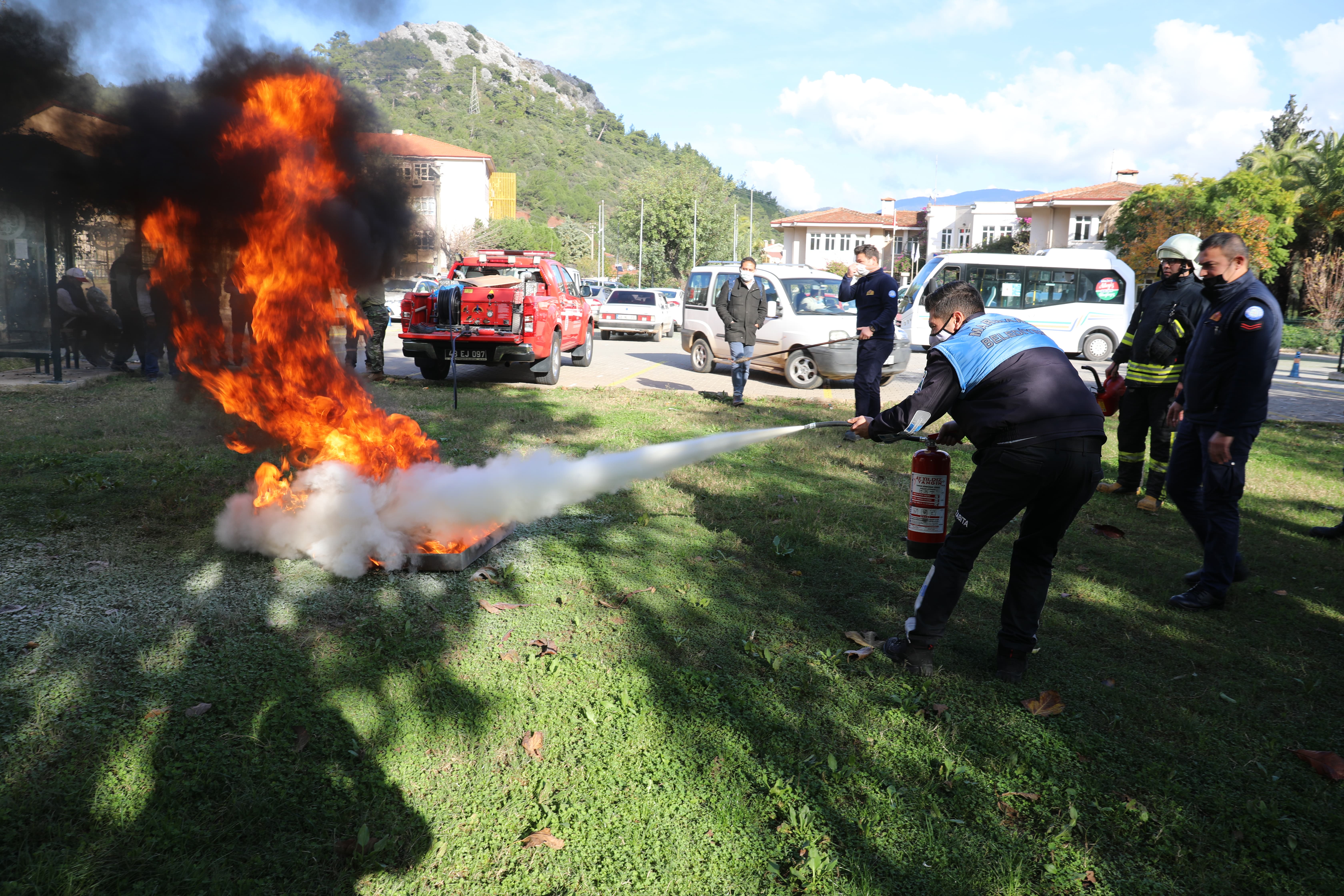 BELEDİYE PERSONELİNE YANGIN TATBİKATI
