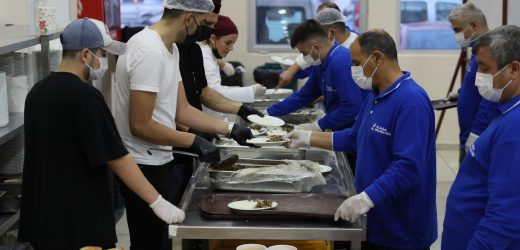 Aliağa’da Ramazan’ın İlk İftarına Yoğun İlgi