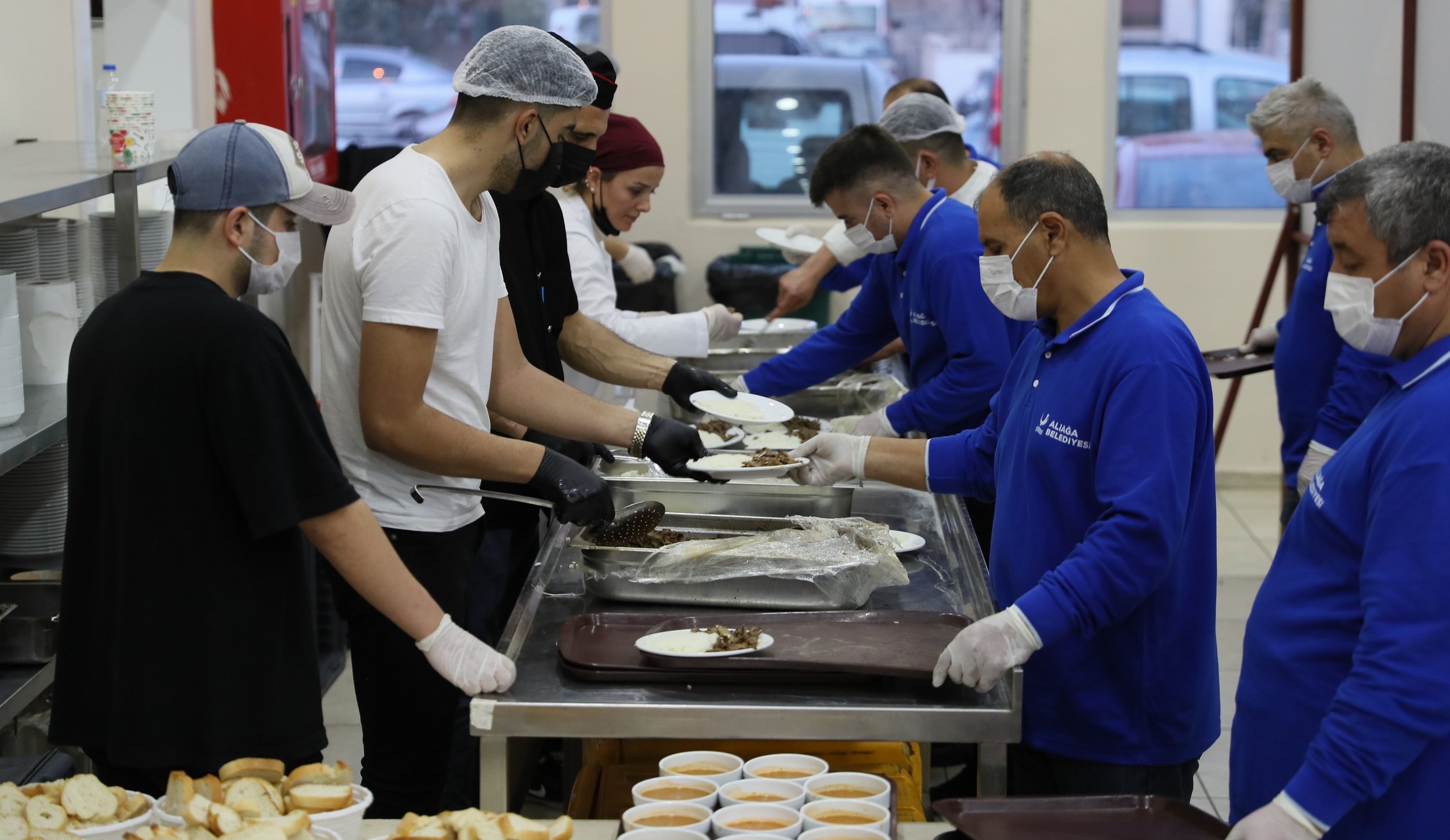 Aliağa’da Ramazan’ın İlk İftarına Yoğun İlgi