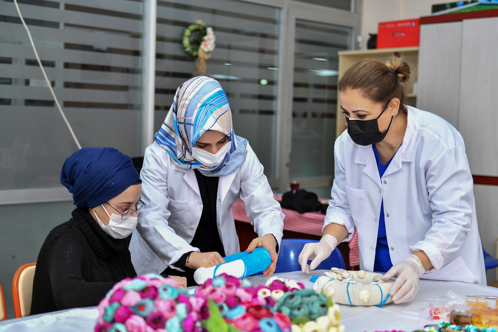 ESENYURT’LU ÖZEL GENÇLER BU ATÖLYEDE SOSYALLEŞİYOR