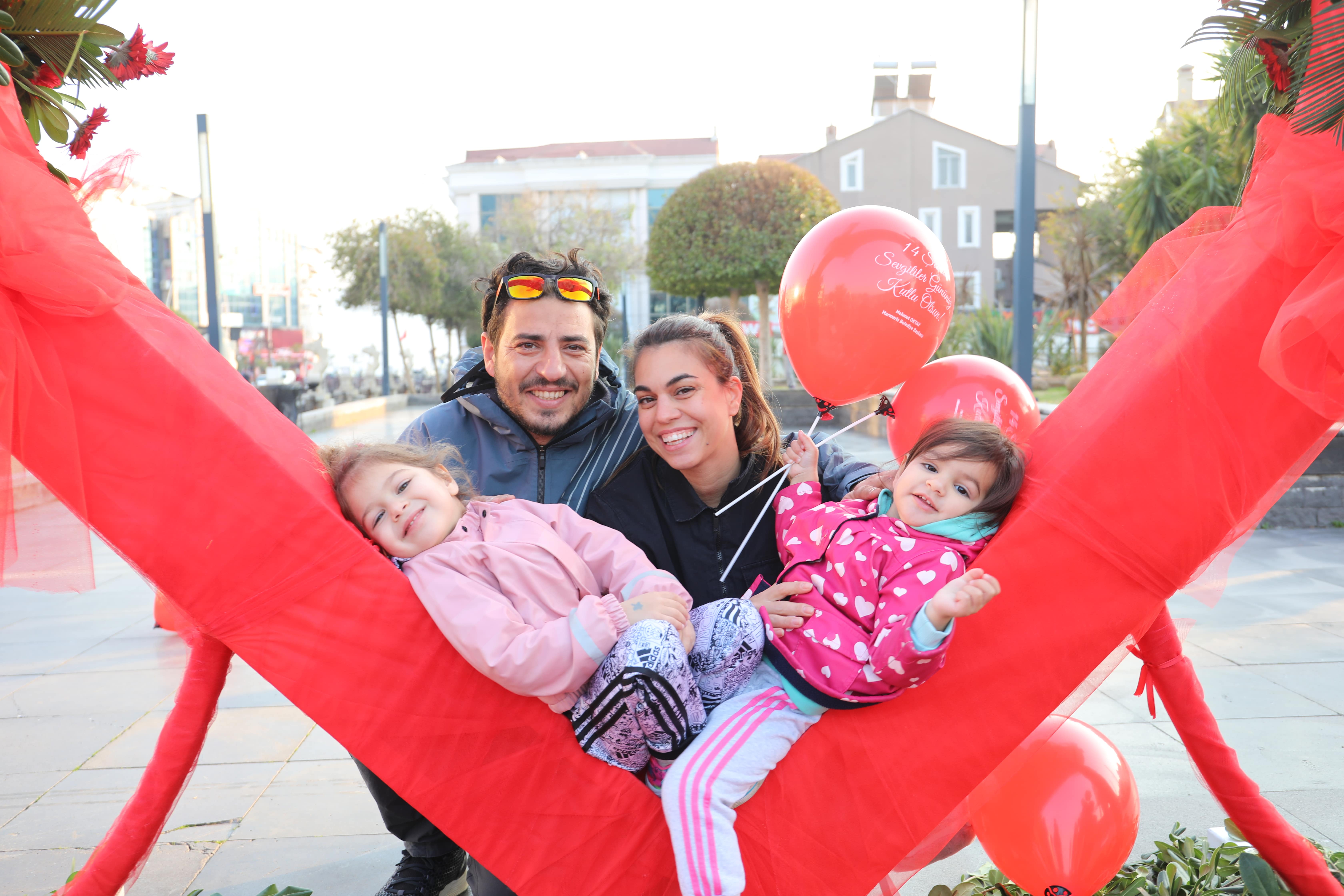 14 ŞUBAT ETKİNLİĞİNDE EVLENME TEKLİF ETTİ