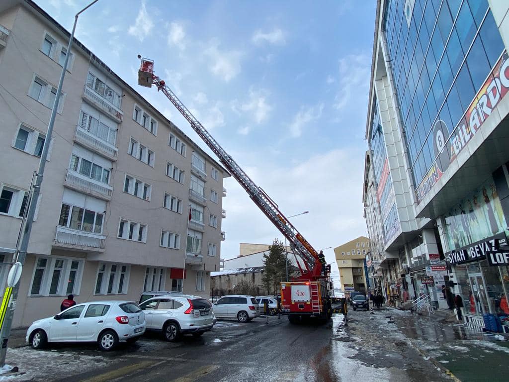 ARDAHAN’DAKİ ÇATILARDA TEHLİKE OLUŞTURAN BUZ SARKITLARI İTFAİYE EKİPLERİNCE TEMİZLENDİ