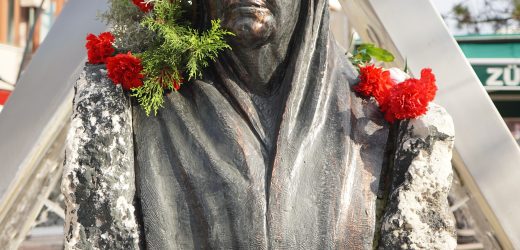 Karanfiller Zübeyde Hanım için