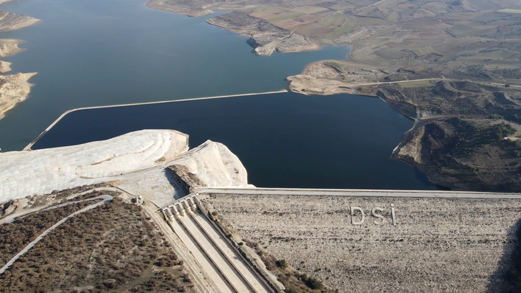 Kurutulan gölde balıkçılardan para talep ediliyor.