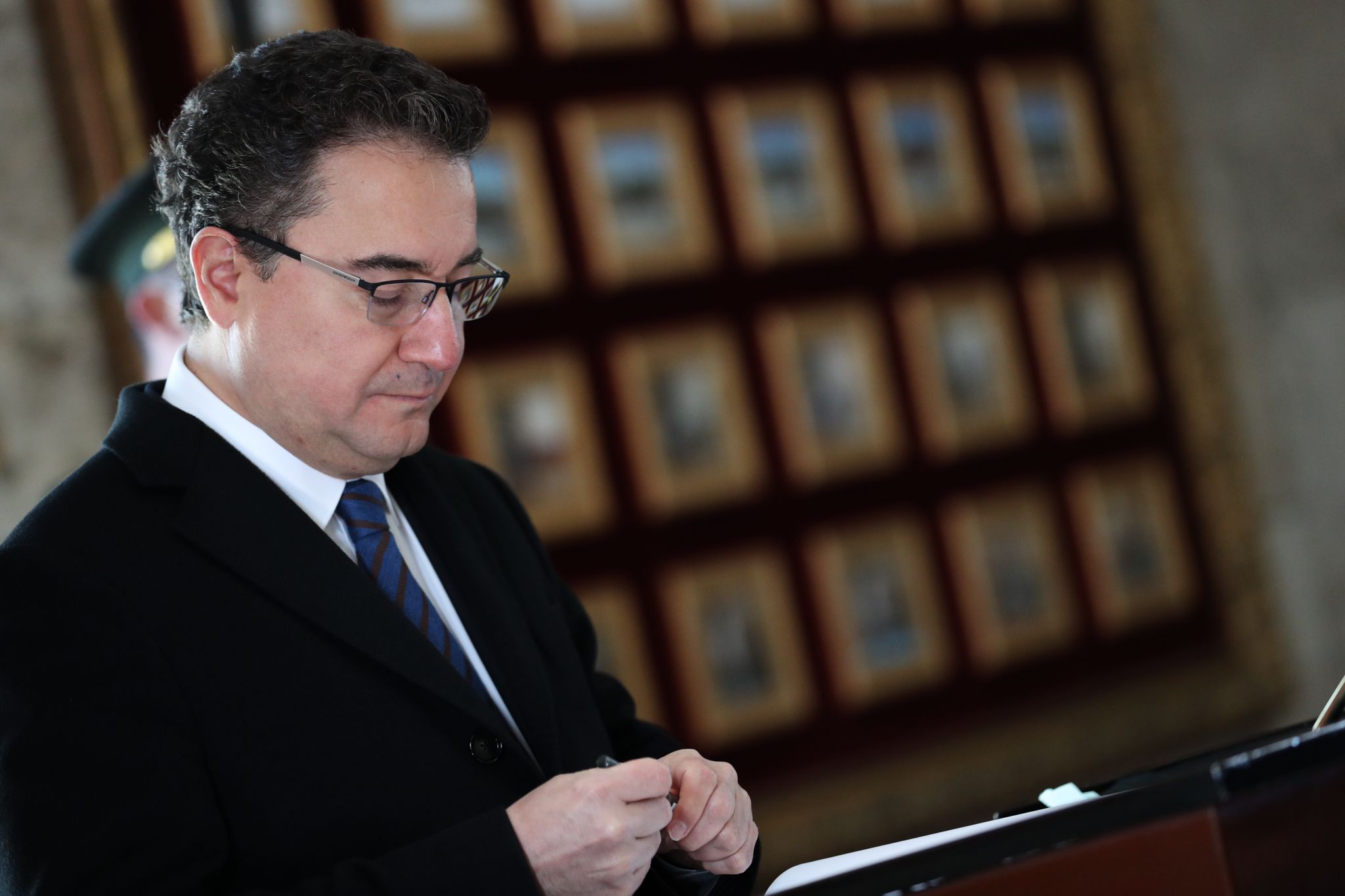 ALİ BABACAN, ANITKABİR ÖZEL DEFTERİNİ İMZALADI: ‘Gücü ve meşruiyeti TBMM’den alma kararlılığınızı günümüze taşımaktan onur duyuyoruz’