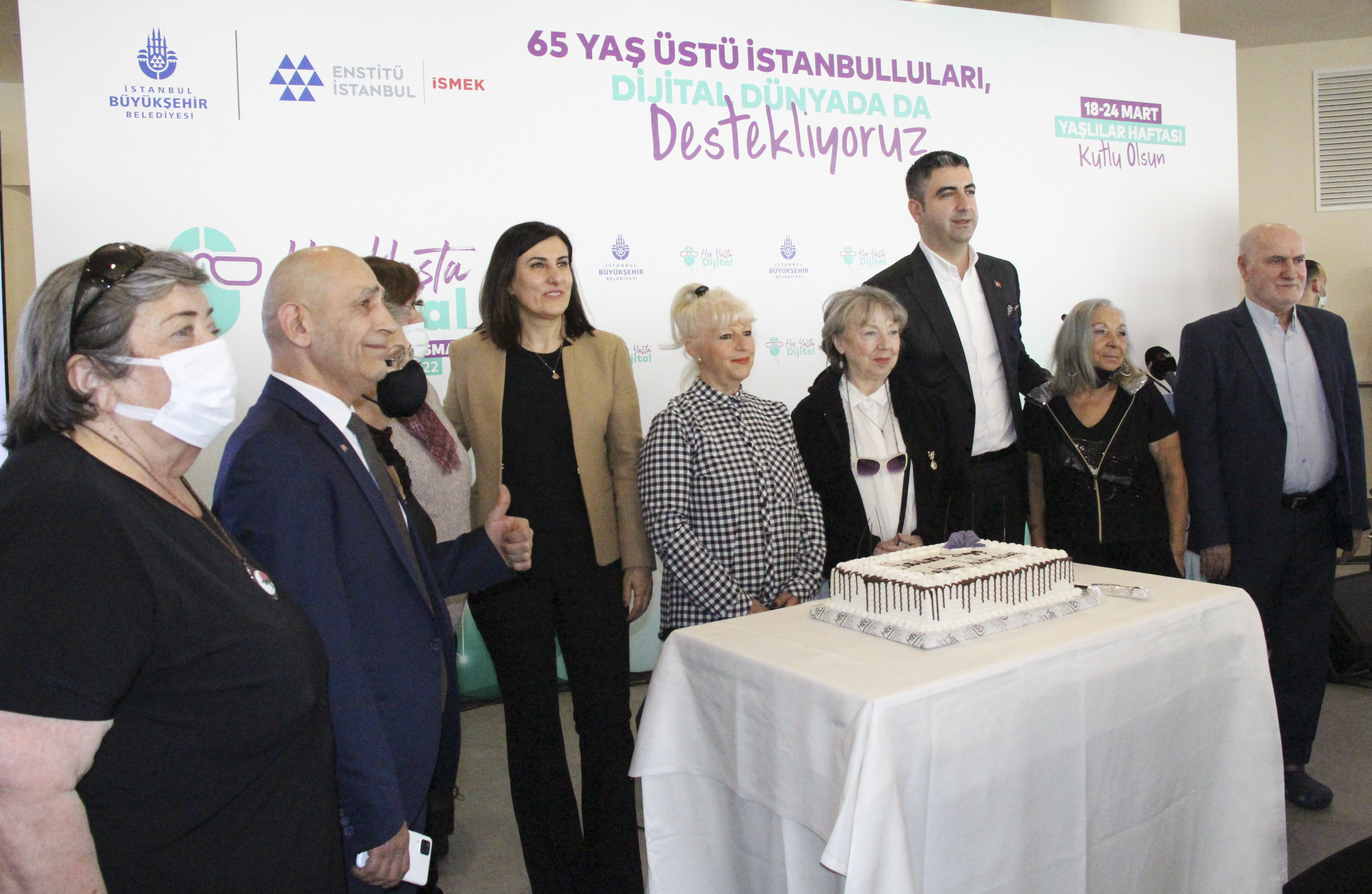 İBB’DEN YAŞ ALMIŞLARA TEKNOLOJİ HEDİYESİ