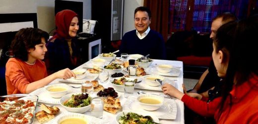 BABACAN İFTARDA BİR AİLEYE KONUK OLDU: