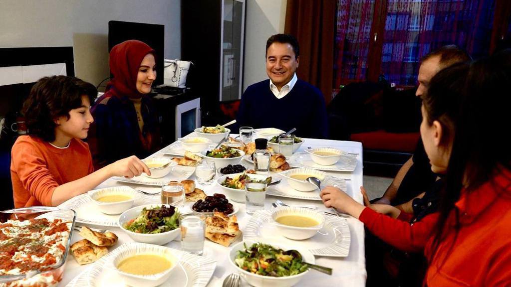 BABACAN İFTARDA BİR AİLEYE KONUK OLDU: