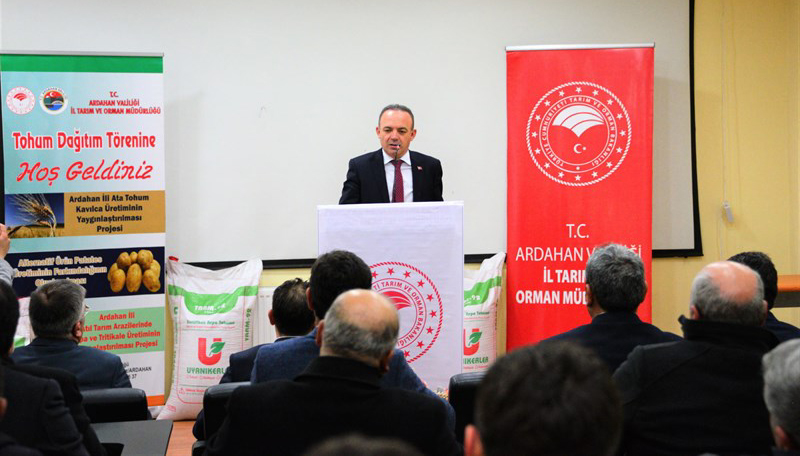 ARDAHAN’DA ÇİFTÇİLERE SERTİFİKALI TOHUM DAĞITILDI