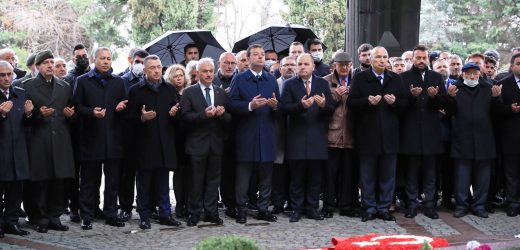 BAŞKAN İMAMOĞLU TURGUT ÖZAL’I ANMA TÖRENİNE KATILDI