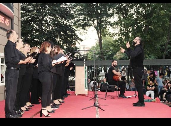 KORONALI DÜNYADA, MÜZİK DÜNYASINA YOLCULUĞUN TAM ZAMANIKORONALI DÜNYADA, MÜZİK DÜNYASINA YOLCULUĞUN KORONALI DÜNYADA, MÜZİK DÜNYASINA YOLCULUĞUN TAM ZAMANI