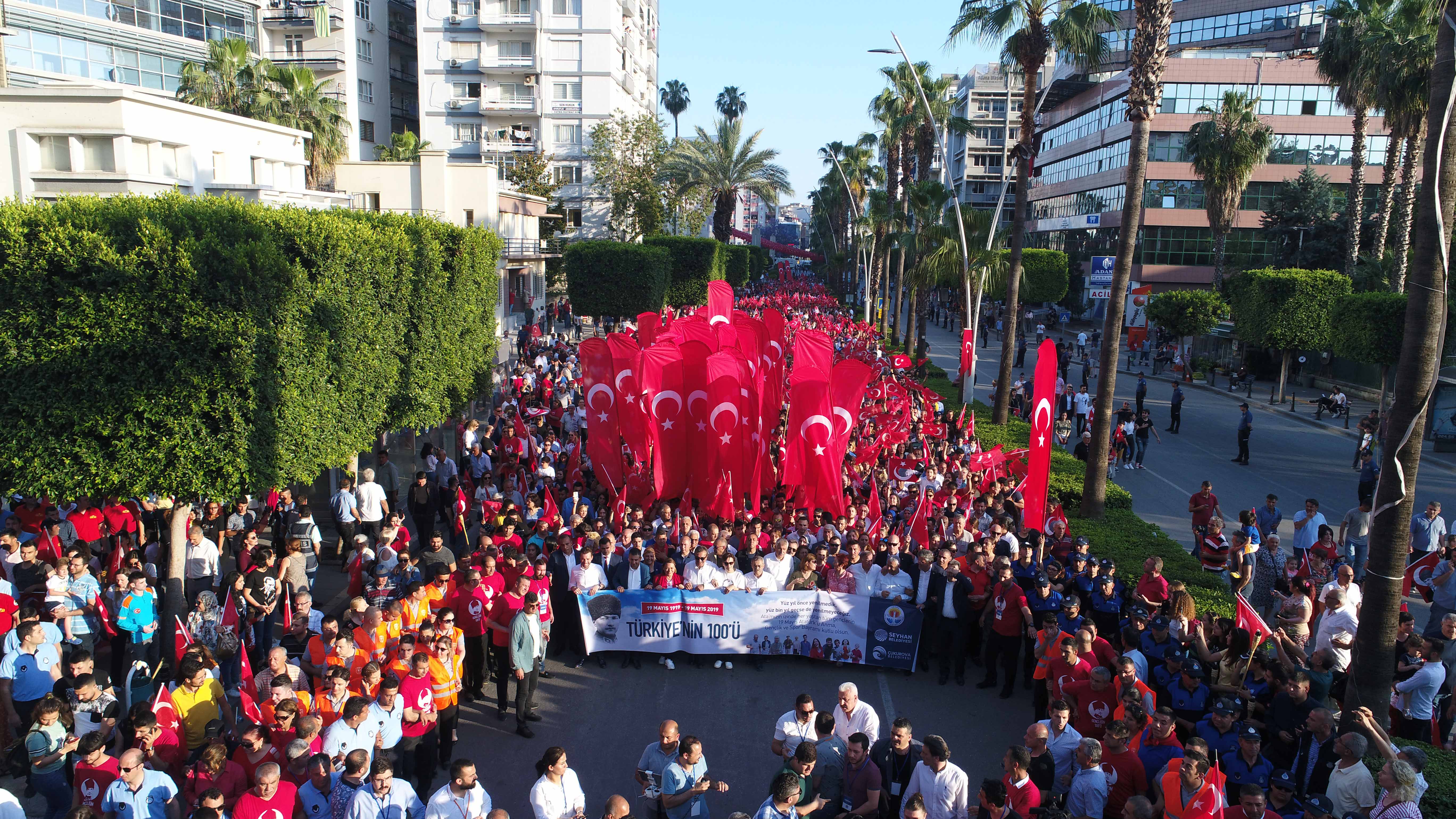 Adana’da asırlık 19 mayıs coşkusu bulvarlara, meydanlara sığmadı