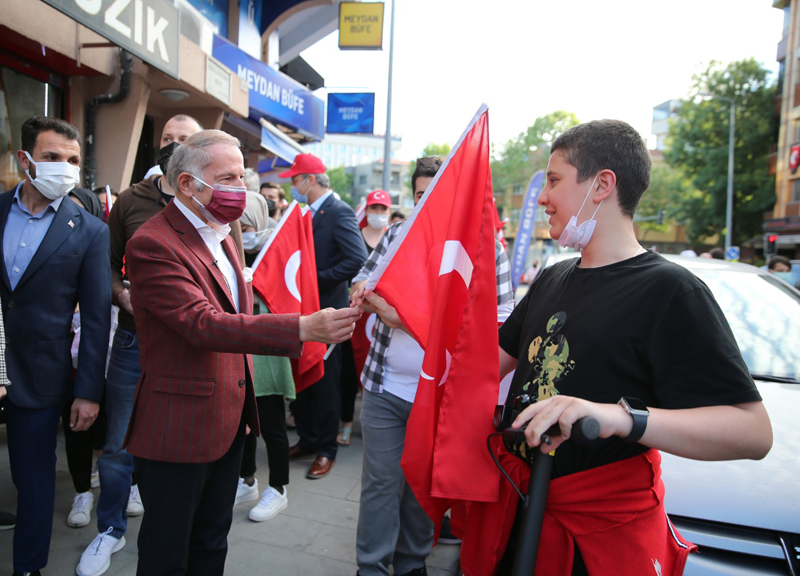 BAYRAMPAŞA’DA İSTİKLAL MARŞI 19 MAYIS İÇİN OKUNDU