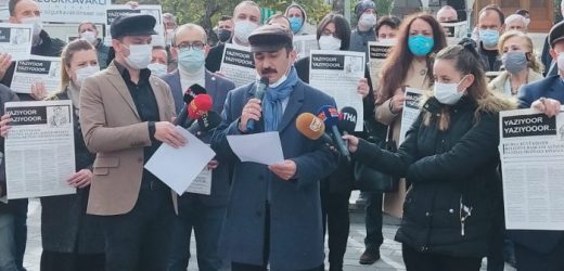 Şimdi de ‘müvezzi’ olup, cadde ortasında “Yazıyooor!..” diye bağıra bağıra gazete dağıttı.